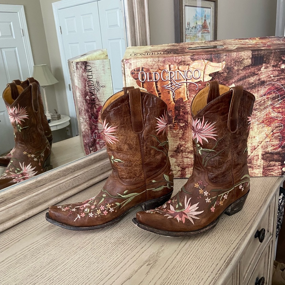 Vintage Old Gringo Women’s embroidered boots!